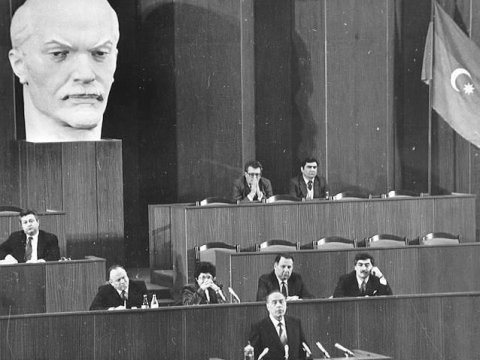 Bir şəklin tarixçəsi: Müstəqil ölkənin parlamenti yaradılır - Heydər Əliyev, Ayaz Mütəllibov, Tamerlan Qarayev...