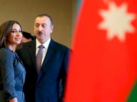 Deputatlar Prezident və xanımını TƏBRİK ETDİ