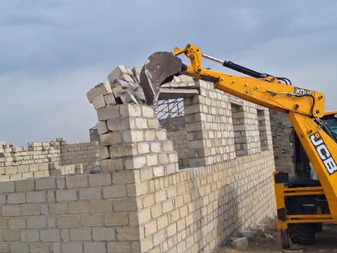 Gəncədə sənədsiz tikililər söküldü - VİDEO