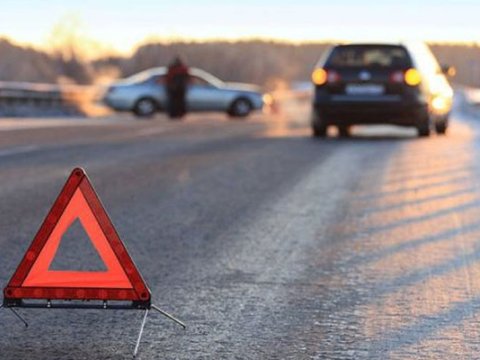 Minik maşını avtobusla toqquşdu - Yaralı var