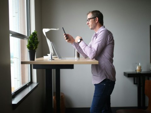 Alimlərdən xəbərdarlıq: Ayaq üstə işləmək sağlamlığa zərər verə bilər