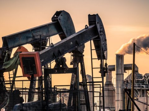 Birjalarda neft ucuzlaşır