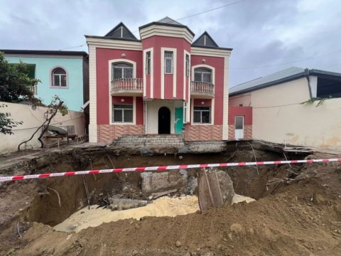 Su kollektorunun üzərində tikilən ev qəzalı vəziyyət yaradıb