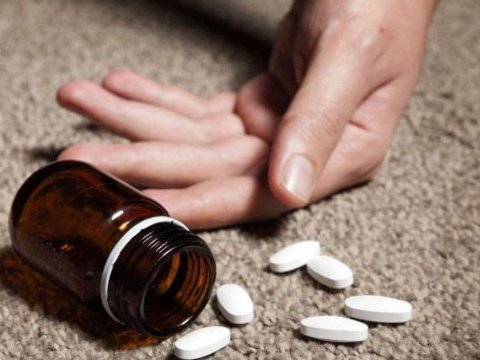 19 yaşlı iki uşaq anası ÖZÜNÜ ÖLDÜRDÜ