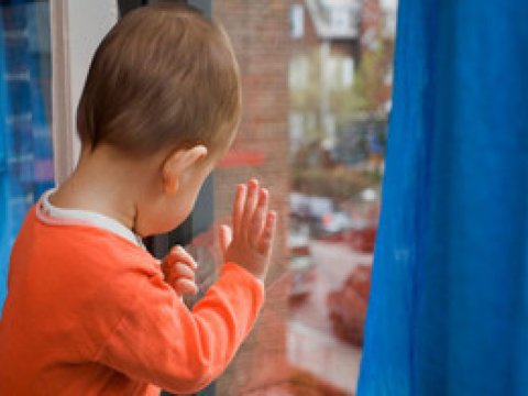 2 yaşlı uşaq 2-ci mərtəbədən yıxıldı