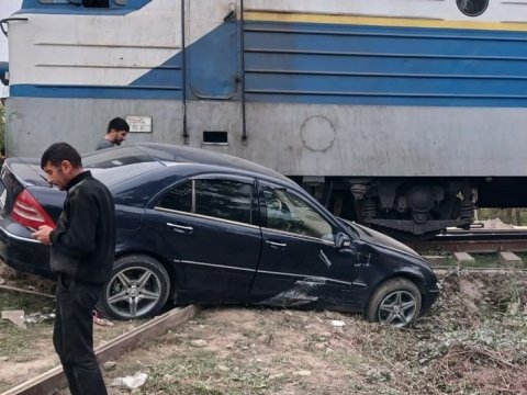 Elektrovozla mikroavtobusun toqquşduğu yerdən GÖRÜNTÜLƏR