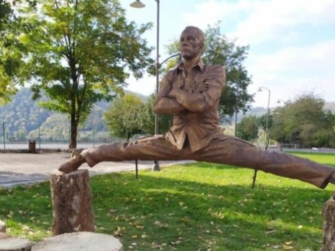 Van Dammın Qəbələdəki heykəli niyə götürülüb? - Səbəbi AÇIQLANDI&nbsp;