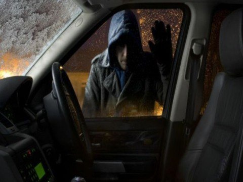 Yeniyetmələr &ldquo;BMW&rdquo;dən 600 manatlıq ətir və pul oğurladılar