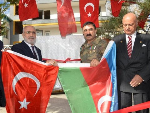 Ərdoğan İbad Hüseynova qalstuk hədiyyə edib