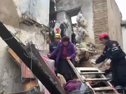 Bakıda ev uçdu: qadın dağıntılar altından çıxarıldı&nbsp;- VİDEO