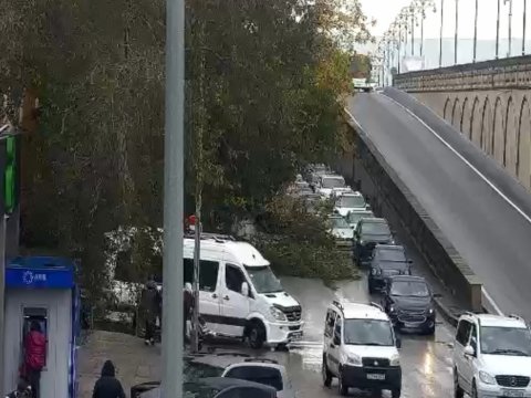 Bakıda ağac aşdı - Yol bağlandı