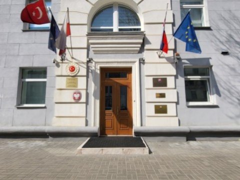 Türk səfirliyinin əməkdaşı xidməti maşınla narkotik daşıyırmış