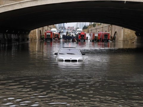 Yağışda vətəndaşlara&nbsp;dəyən zərəri kim ödəməlidir? - AÇIQLAMA