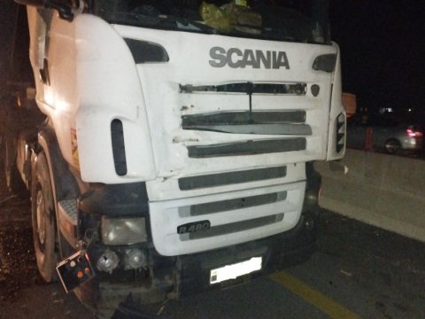 Yük maşını beton arakəsməyə çırpıldı