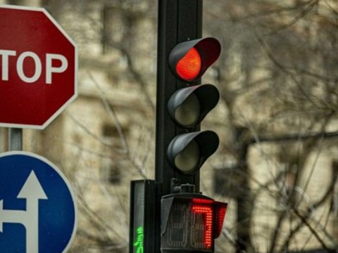 Bu küçələrdə işıqforun yaşıl işığının müddəti artırıldı