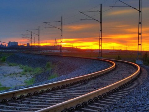 Dəmir yolu Ağbənd istiqamətinə doğru sürətlə çəkilir