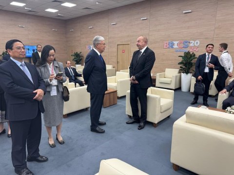 İlham Əliyev Tokayevlə ayaqüstü söhbətləşdi - FOTO