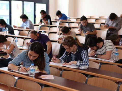 Tələbələrin problemi: dərslər axşam, imtahanlar səhər saatlarında...