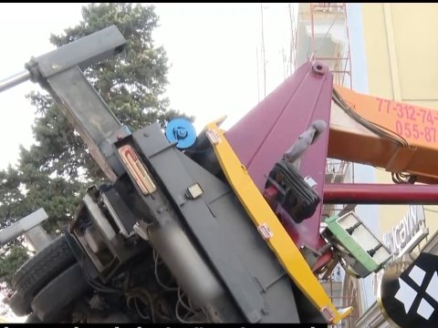 Bakının mərkəzində kran aşdı - VİDEO