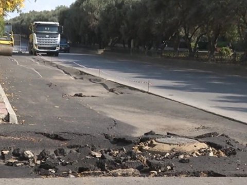 Bakıda yeni asfaltlanan yol çökdü&nbsp;- VİDEO