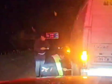 Yolda qalan sürücünün köməyinə polislər çatdı&nbsp;- VİDEO