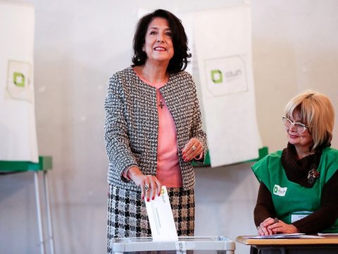 Gürcüstan Prezidenti parlament seçkilərində səs verdi