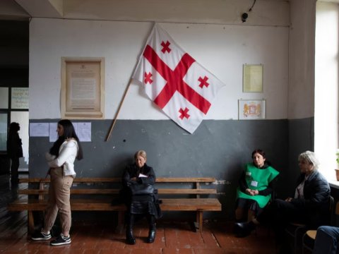 Tbilisidə toqquşma: iqtidar və müxalifət əlbəyaxa oldular - VİDEO