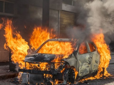 Xətaidə "Mercedes" yandı