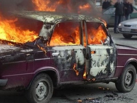 Qəbələdə VAZ yandı