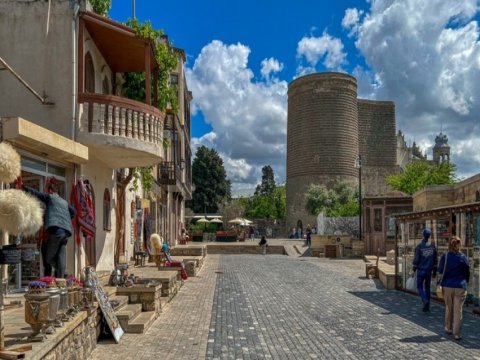 İçərişəhərdə avtomobillər sıxlıq yaradırdı - DEPUTAT