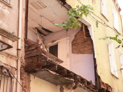 Bakıda binanın balkonu uçub