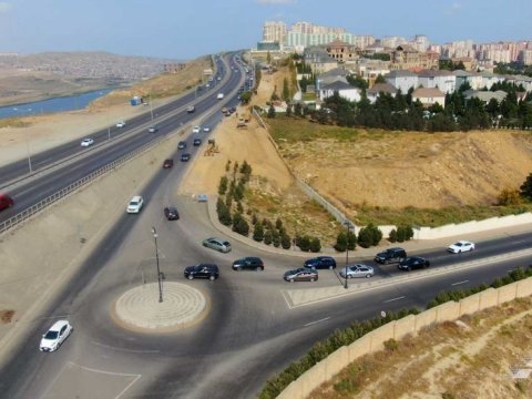 İri qaya parçaları yola sürüşdü