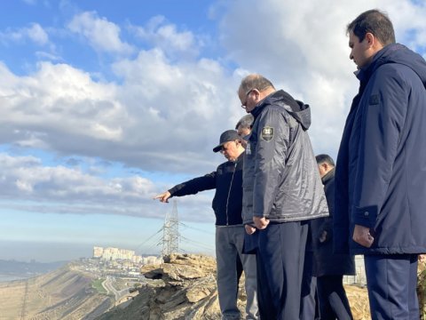 Qaya parçaları yola düşdü:&nbsp;Nazir hadisə yerində