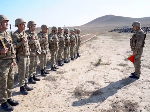 Hərbi vəzifəlilər təlimdə atəş açdılar - VİDEO