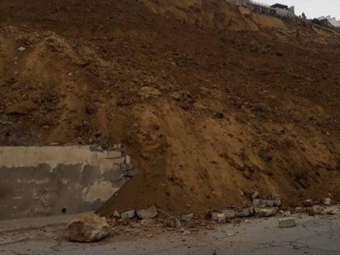 Yol polisi sürüşmə baş verən yolda hərəkəti tənzimləyir