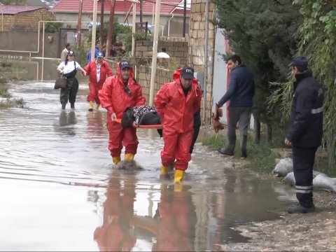 Bakının bir çox yerində drenaj sistemi qurulmayıb