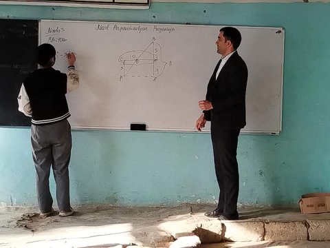 Şagirdlərin daş döşəmədə təhsil aldığı məktəb - AÇIQLAMA