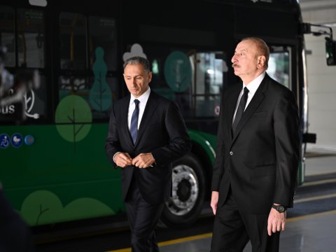 İlham Əliyev&nbsp;elektrik mühərrikli avtobus və taksilərə baxıb - FOTO