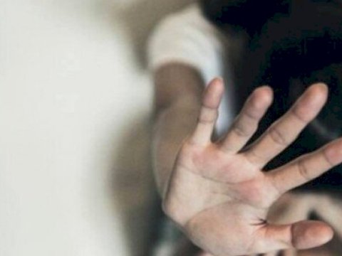 Ana azyaşlı övladına şiddət göstərdi: polis işə qarışdı - VİDEO