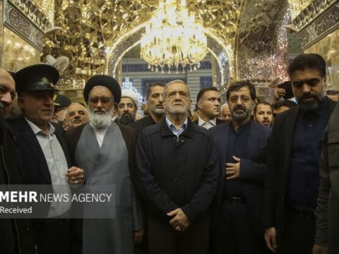 Pezeşkian prezident kimi ilk dəfə həzrəti Məsumənin türbəsinə gedib