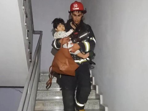 Bakıda güclü yanğın: 12 nəfər tüstüdən zəhərləndi - VİDEO