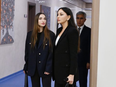 Birinci xanım və ailə üzvləri Talassemiya Mərkəzində - FOTO