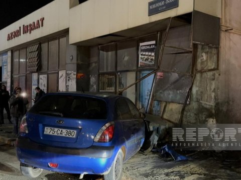 Maşın mağazaya girdi