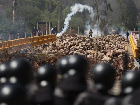 Bu ölkədə ara qarışdı: etirazçılar hərbçiləri əsir götürdülər - VİDEO