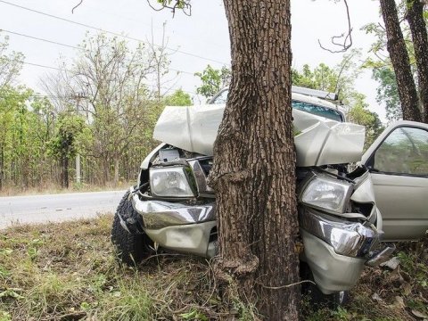 Toydan qayıdan bəy maşını ağaca çırpdı: yaralılar var&nbsp;