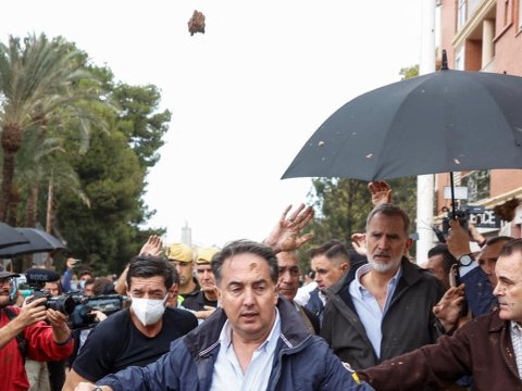 Kral və kraliça fitə basıldı: "Qatillər!" - VİDEO