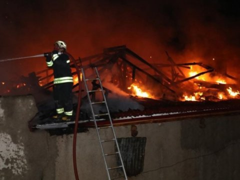 Şəkidə üçotaqlı evdə yandı