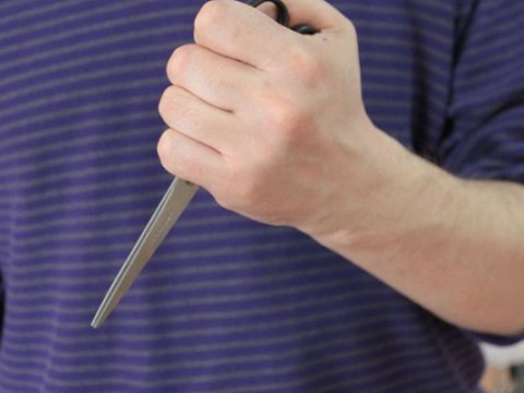 Qayın yeznəyə qayçı ilə xəsarət yetirdi