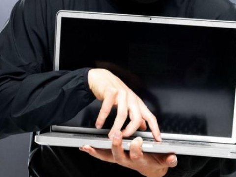 Avtomobildən 5 min manatlıq kompüter oğurlanıb