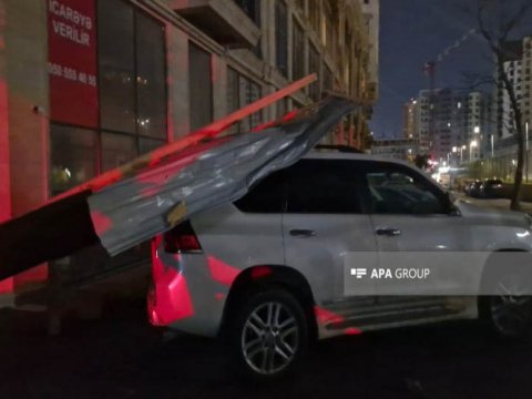 Bakıda binanın dam örtüyü uçdu: maşın əzildi - FOTO